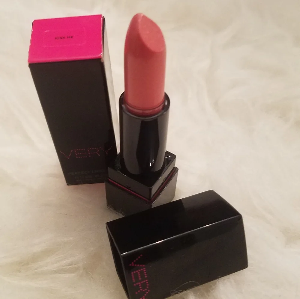 🆕 VS VERY SEXY PERFECT LIPSTICK IN KISS ME
